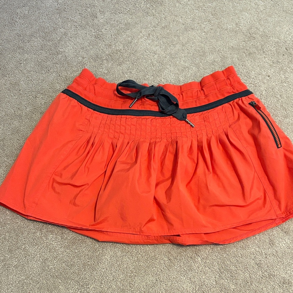 women’s lululemon crimson skort (size 6) slight wear